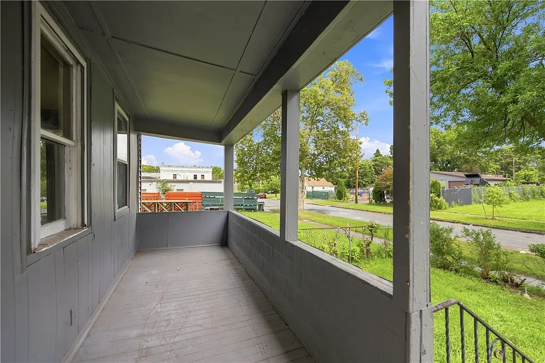 3 bed, 1.0 bath, 1182 sqft, $1,950 — Photo 3