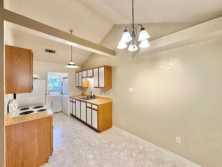 401 W Lincoln Ave — Photo 7