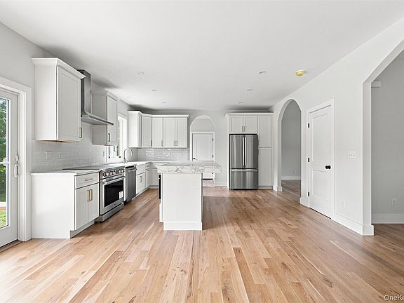 4th image of 240 Mahopac Avenue