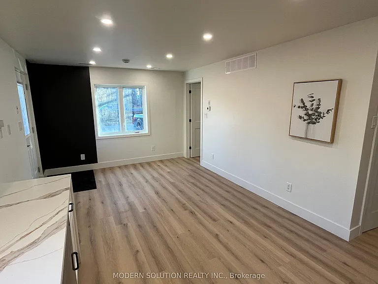 23 Tilden Cres — Photo 7