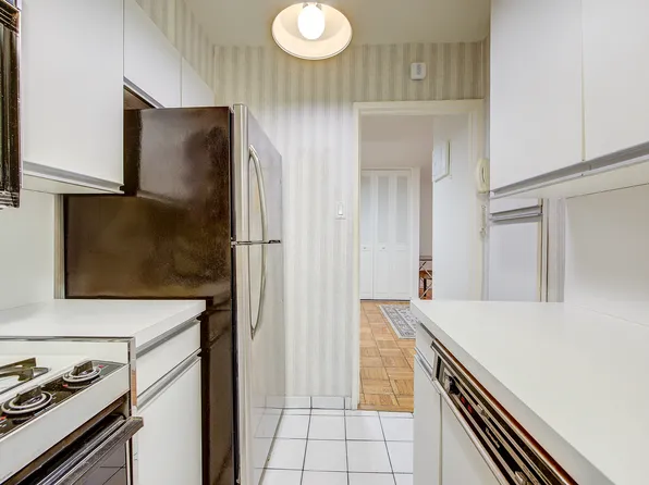 66-36 Yellowstone Boulevard image 8 of 19