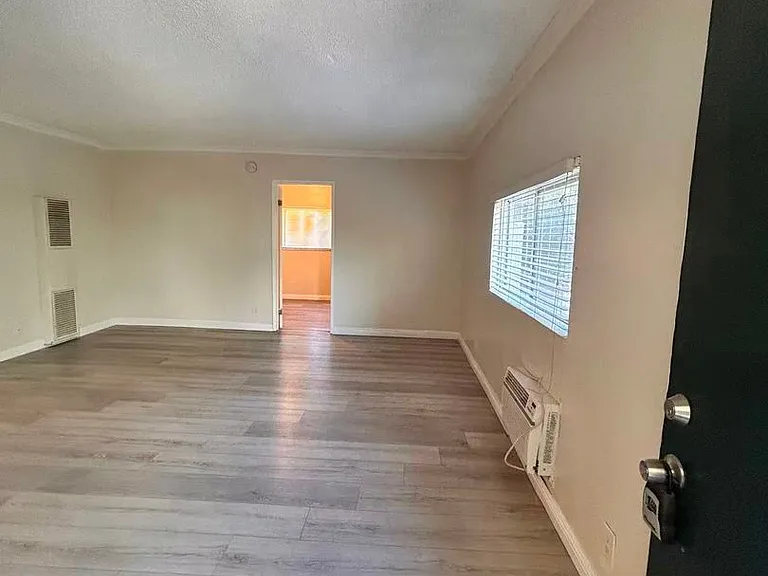 7642 Vineland Ave — Photo 14