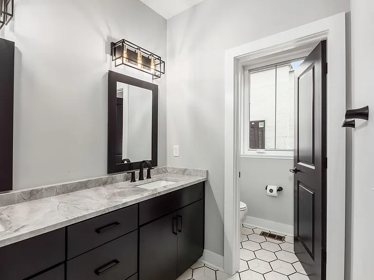 1247 Perry St — Photo 44