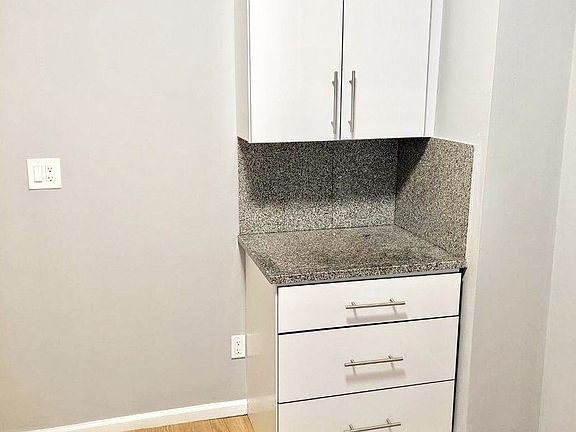 3rd image of 2572 43rd St APT 1R