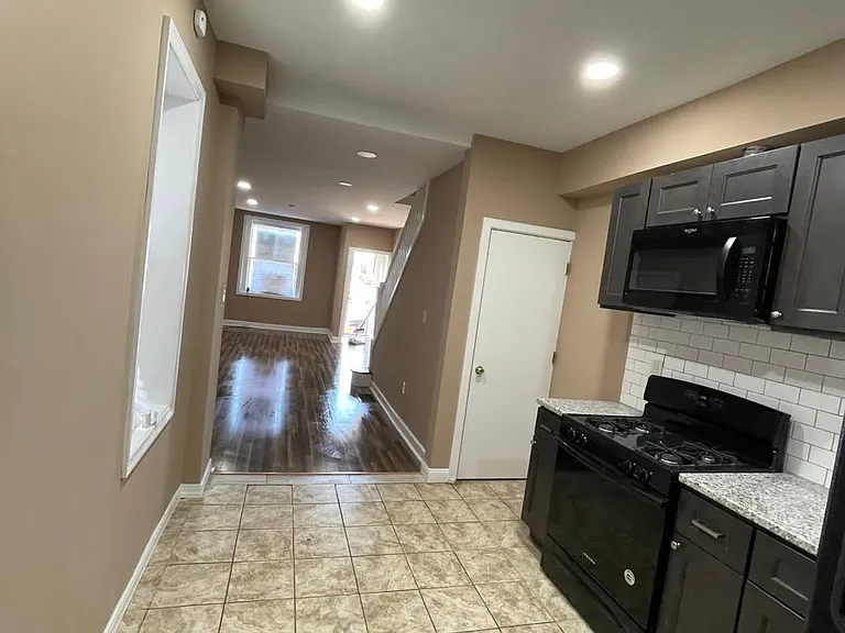 207 E Cambria St — Photo 60