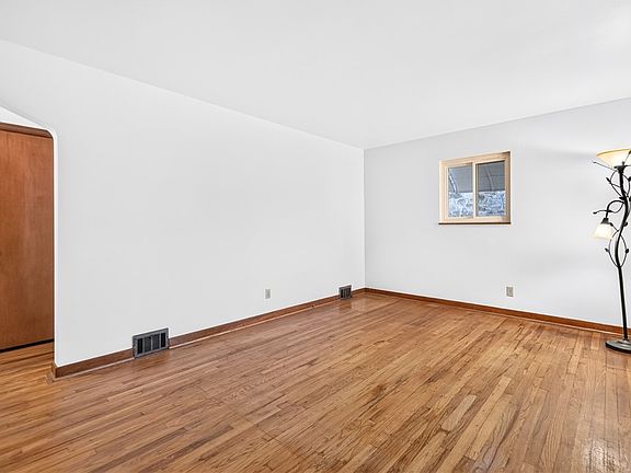 5th image of 223 Montana St