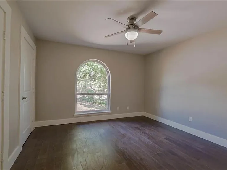 4704 Woodside Dr — Photo 4