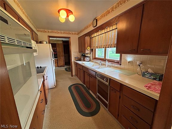 5th image of 2552 Applegrove St NW