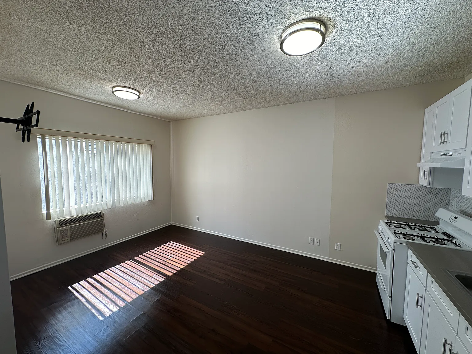 Studio, 280 sqft, $1,795 — Photo 3