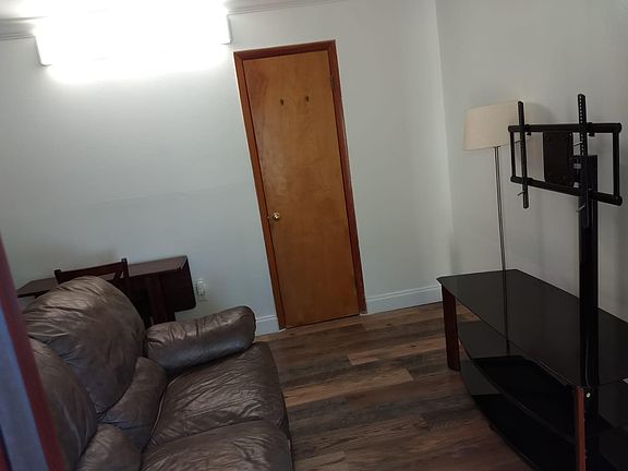 3rd image of 945 NW 106 Avenue Cir