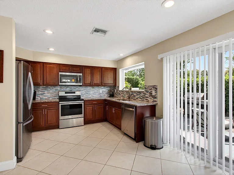 2034 NW 52nd St — Photo 10