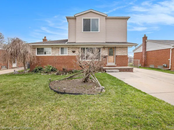 25520 Carl St, Roseville, MI 48066
