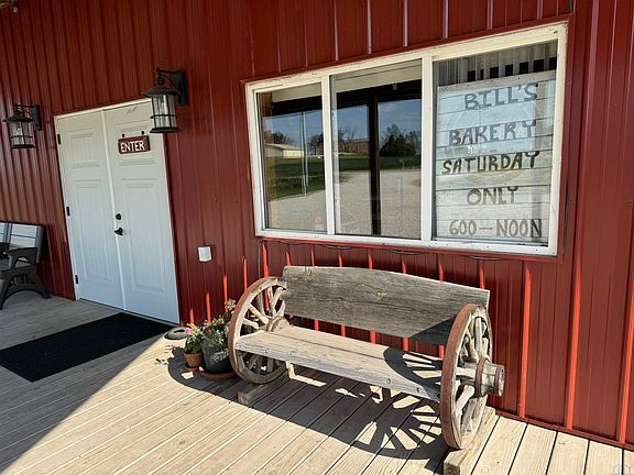 5th image of 104 Main St