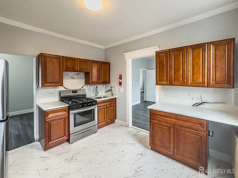 556 Roosevelt Ave #2 — Photo 6