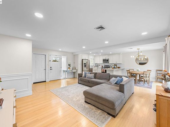 5th image of 613 Minerva St
