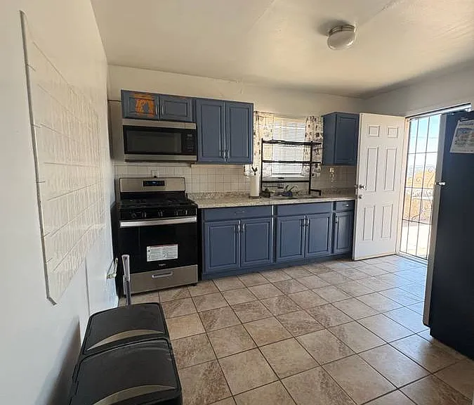 1006 W Yandell Dr — Photo 2