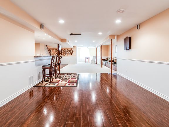 Fin. basement with wetbar!