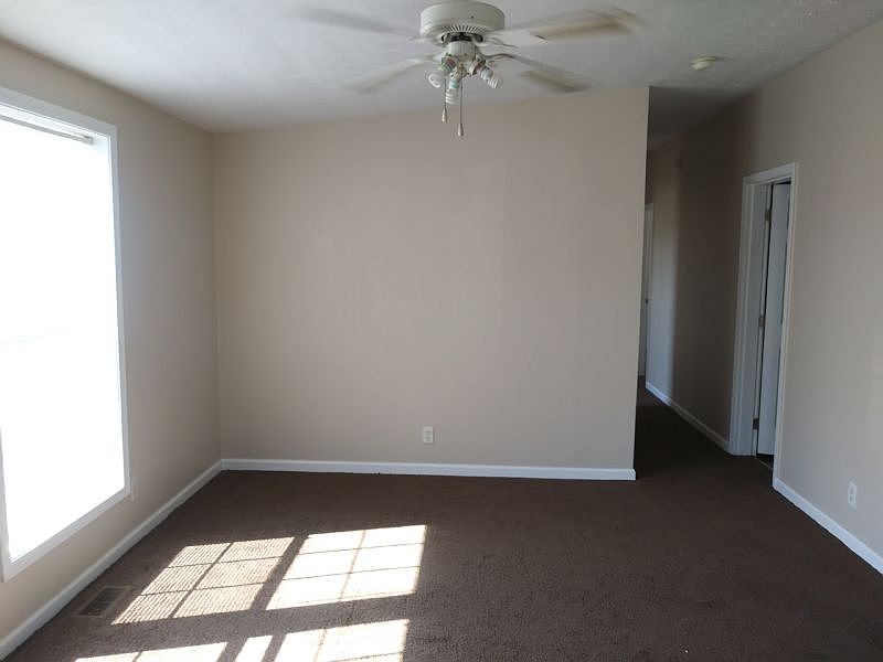 2nd image of 280 Oak Gln