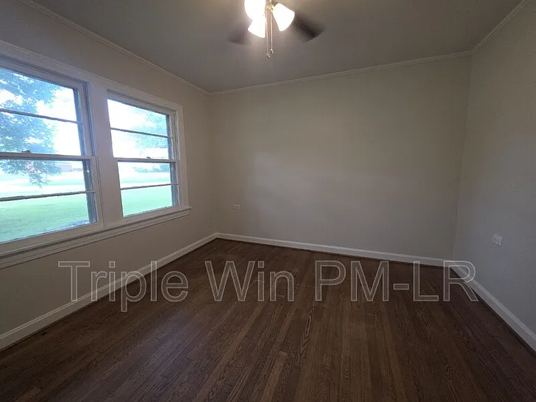 318 W Bell St — Photo 27
