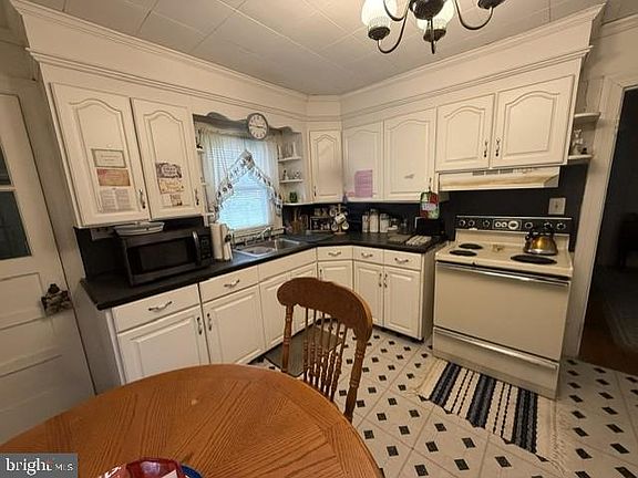 4th image of 413 Chestnut St