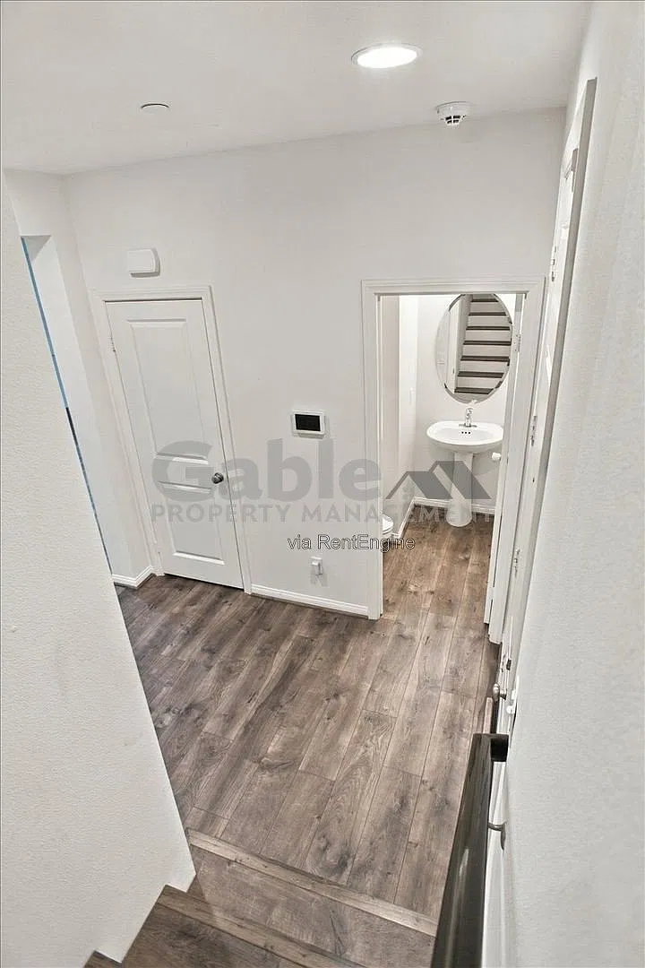 3 bed, 3.0 bath, 1817 sqft, $3,699 — Photo 2