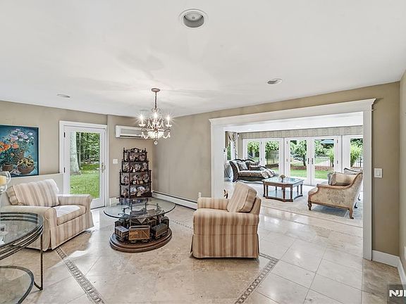 5th image of 136 Willow Dr