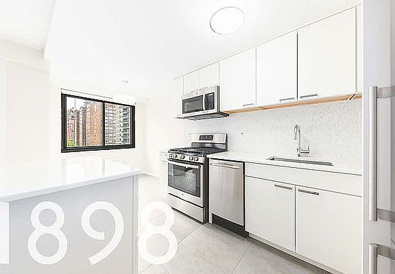 3rd image of 135 W 96th St APT 8F