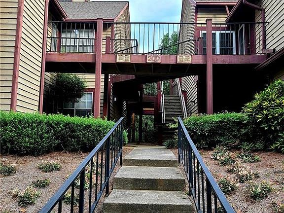 2nd image of 219 Saint Andrews Ct #219