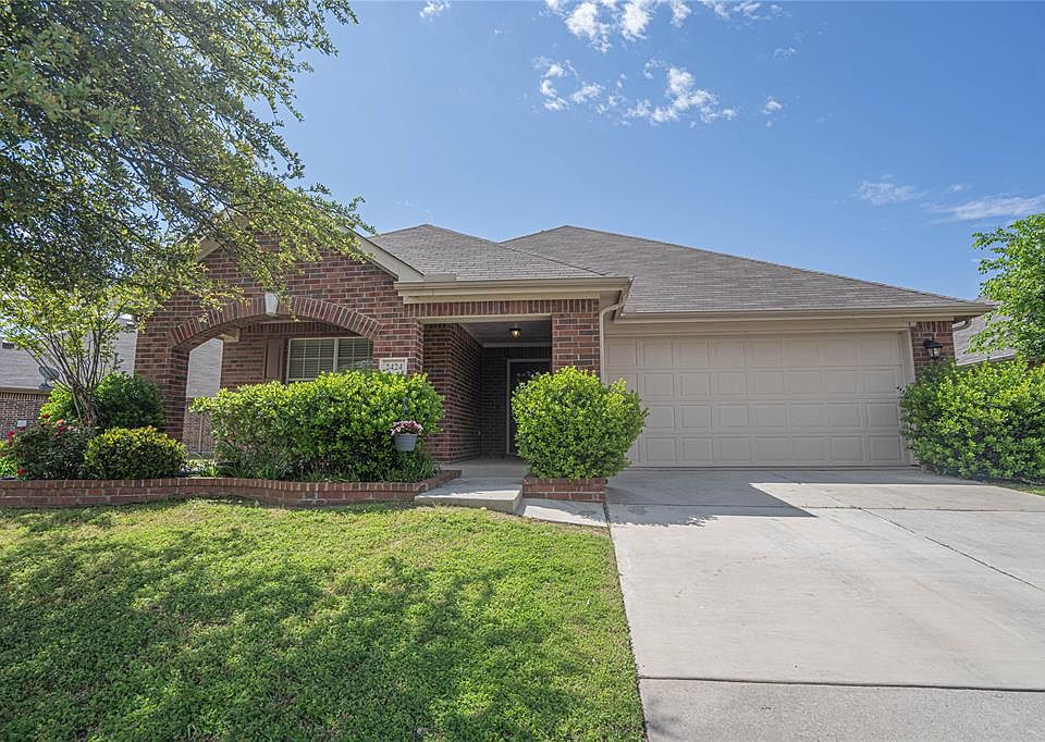 1st image of 2424 Castle Creek Dr