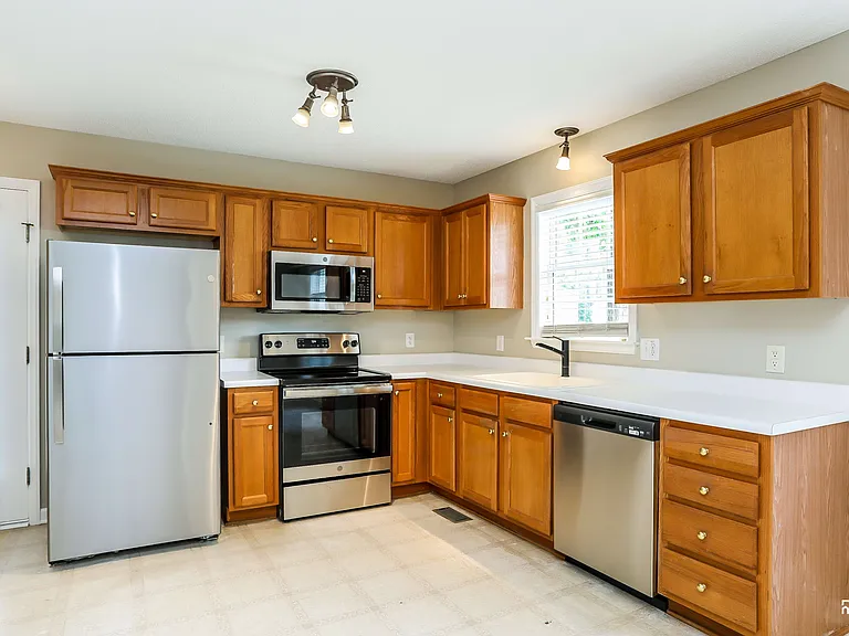 221 Breezewood Ln — Photo 4