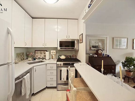 5th image of 211 W 71st St APT 6D