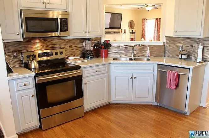 5 bed, 2700 sqft, $3,200 — Photo 3