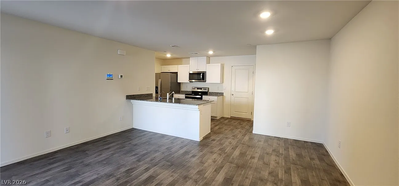 3 bed, 2.5 bath, 1301 sqft, $1,950 — Photo 3