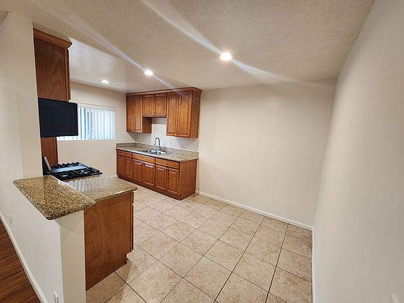 5th image of 118 N Everett St #5