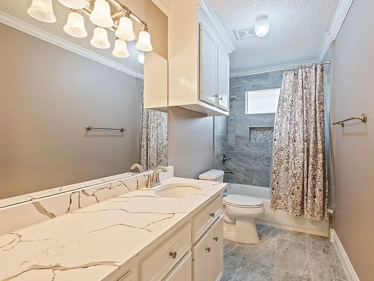 410 Live Oak Ln — Photo 11