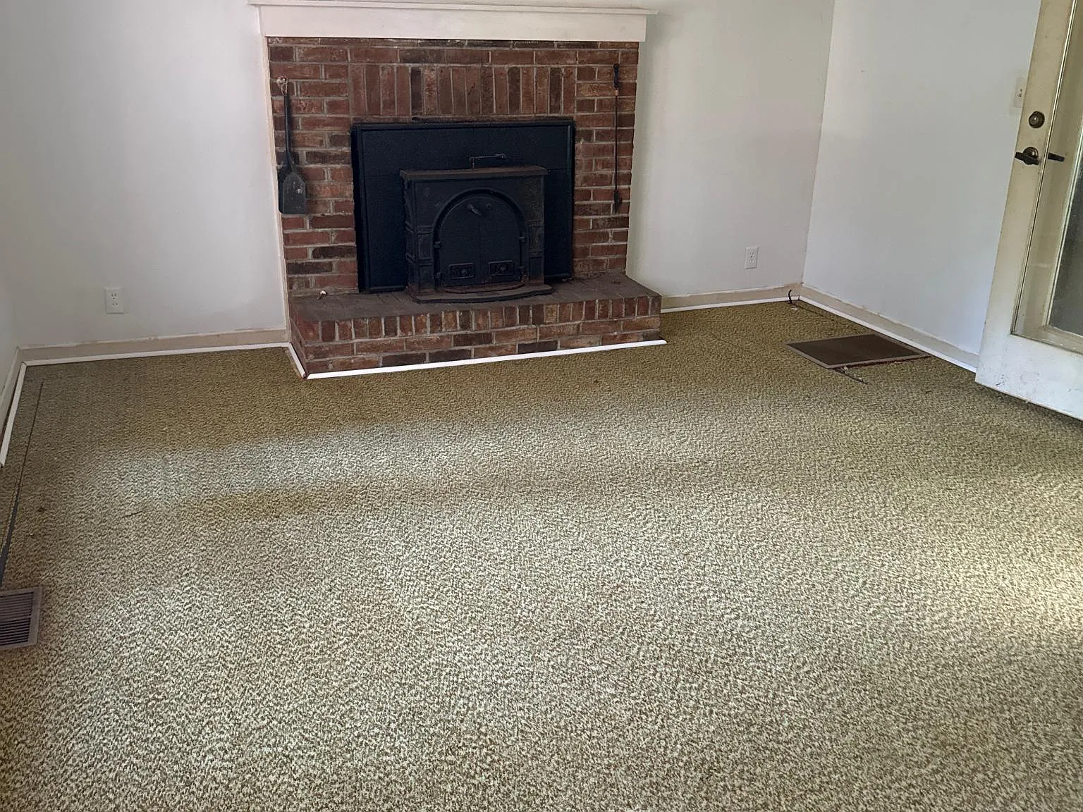 4 bed, 2000 sqft, $1,190 — Photo 2