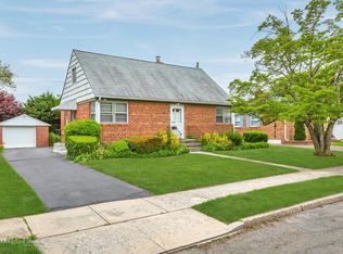 7 Berkshire Rd, Bethpage, NY 11714