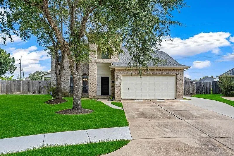 4 bed, 2.5 bath, 2867 sqft, $3,500 — Photo 2
