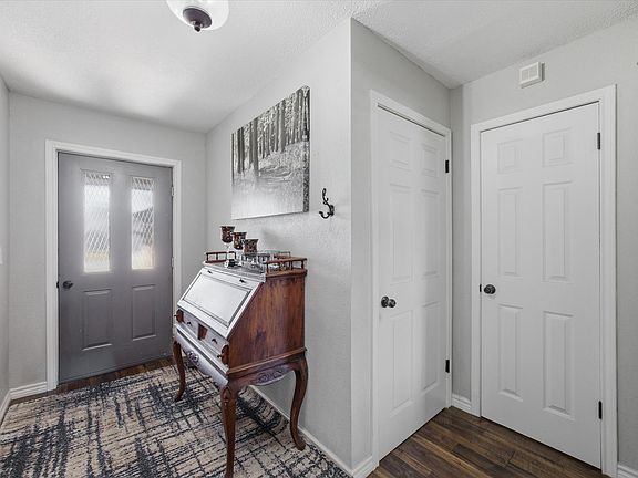 3rd image of 401 Brookhollow St