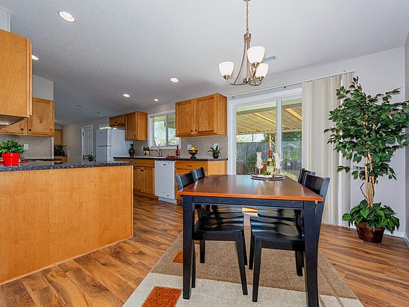 4th image of 307 SE 105th Ave