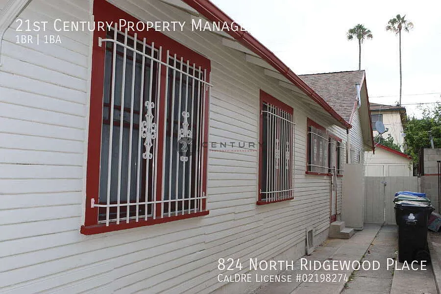 "Cozy Urban Retreat: Spacious 1-Bedroom Duplex in Vibrant LA Neighborhood" — Photo 2