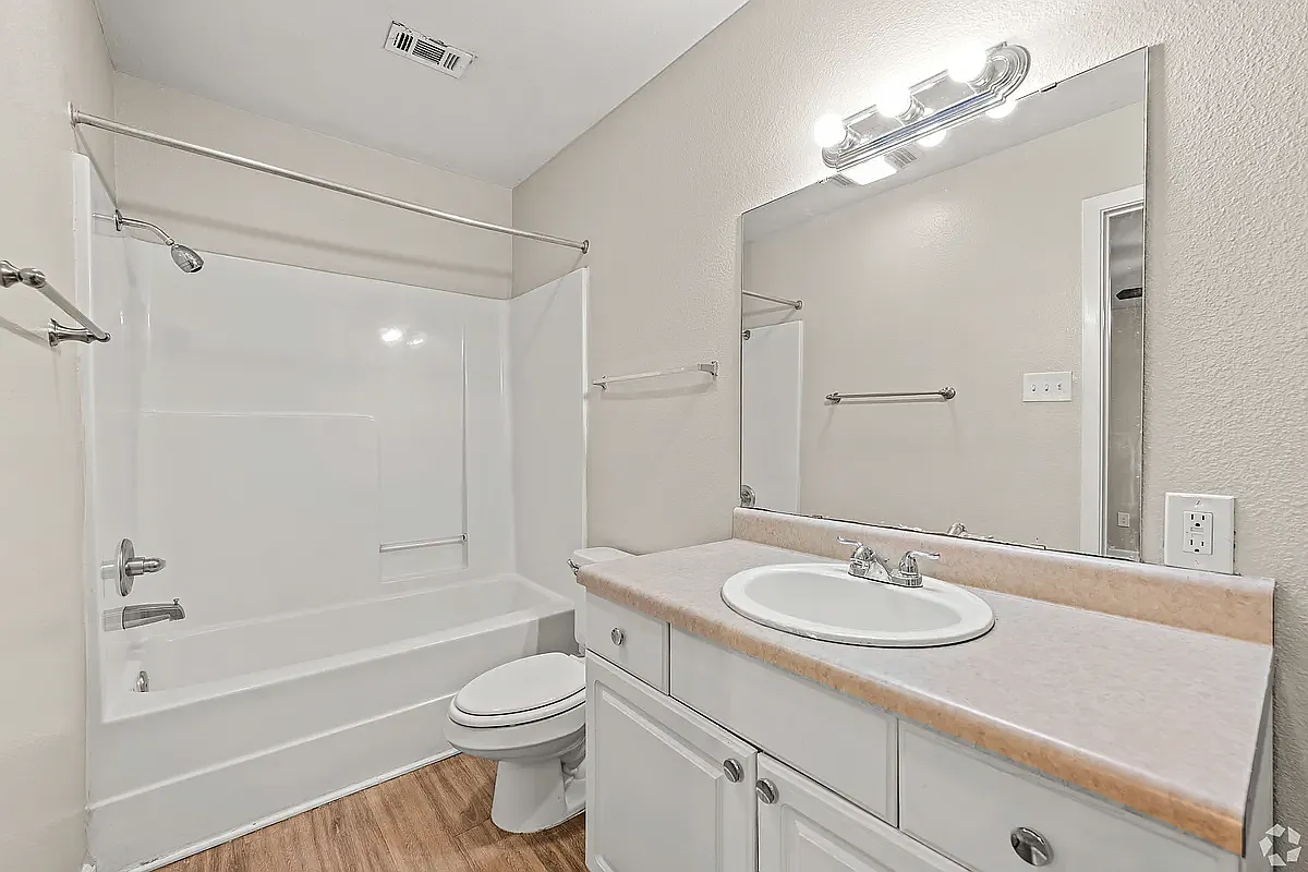 Seasons & Woodale Apartments — Photo 4