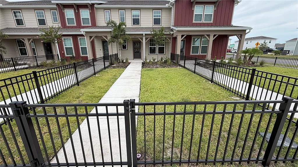 3 bed, 2.5 bath, 1553 sqft, $2,300 — Photo 2