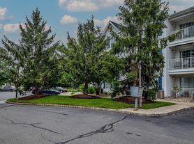 532 Waterford Dr, Edison, NJ