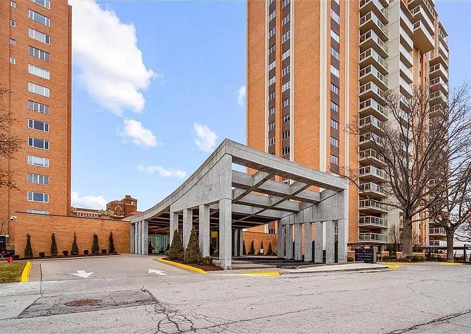 1st image of 221 W 48th St APT 506