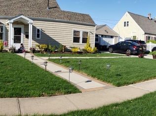 11 Clay Ln, Levittown, NY