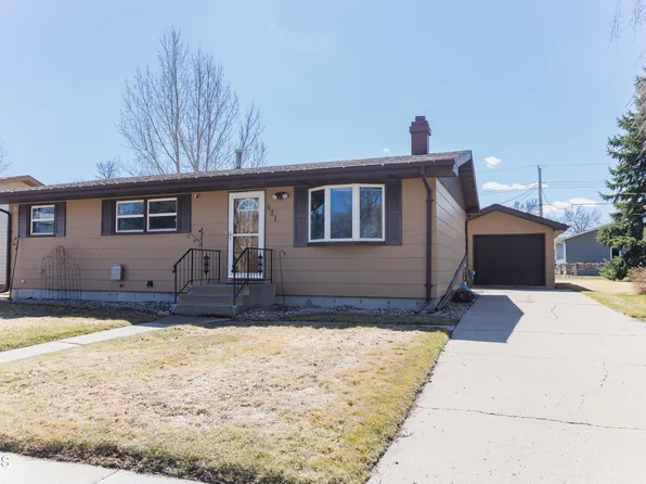 621 Garden Dr, Bismarck, ND 58504