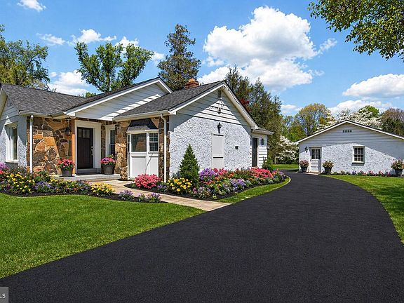 2nd image of 1018 Valleybrook Rd