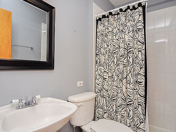 5th image of 3047 N Kenmore Ave #1F