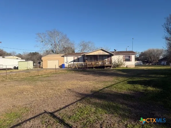 811 Cadwell St, Yoakum, TX 77995
